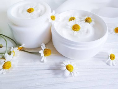 papatya çiçek, Beyaz ahşap zemin üzerinde kozmetik krem