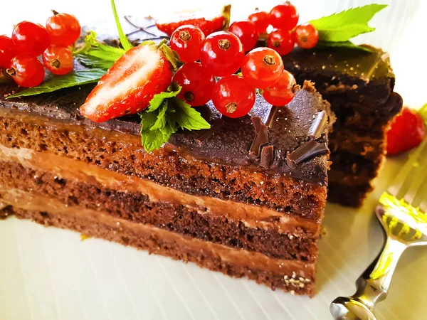 Torta Csokoládé Darab Egy Tányérra Ribizli — Stock Fotó