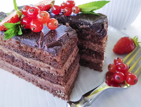 Gâteau Morceaux Chocolat Sur Une Assiette Groseilles — Photo