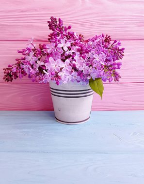 ahşap arka plan üzerinde Lila buket vazo