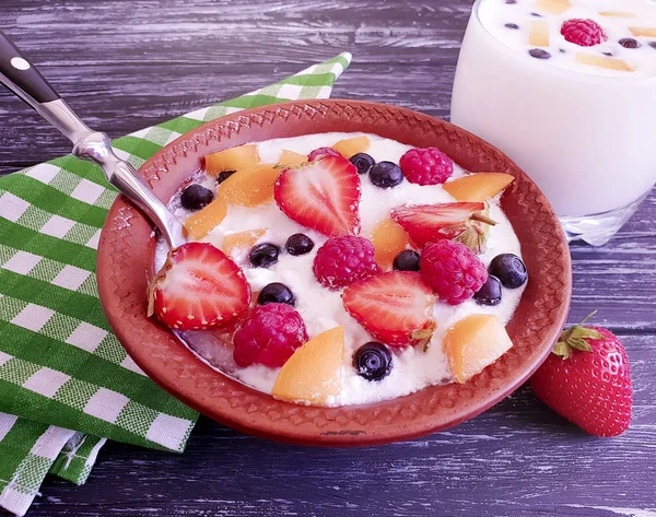 Cottage Cheese Strawberries Blueberries Wooden Background — Stock Photo, Image