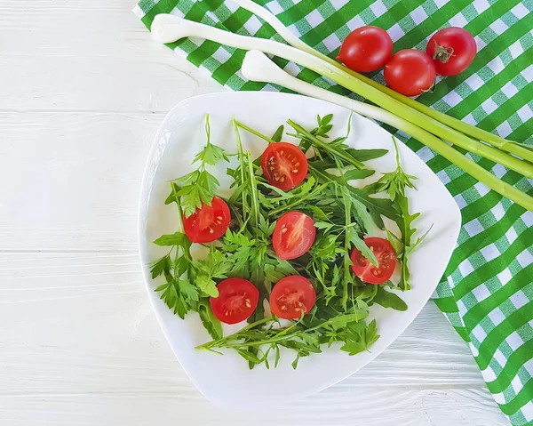 Salada Rúcula Tomates Fundo Madeira — Fotografia de Stock