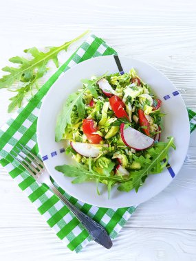 ahşap arka plan üzerinde roka ve domates salatası