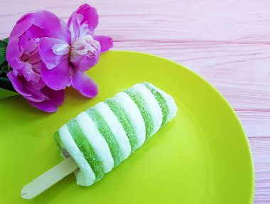 dondurma plaka, Şakayık Çiçeği ahşap arka plan üzerinde