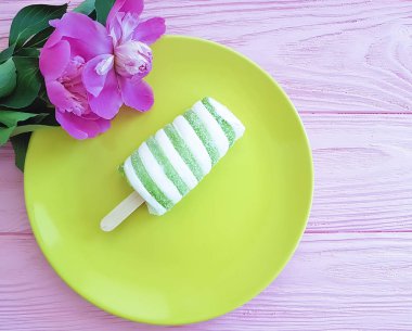 dondurma plaka, Şakayık Çiçeği ahşap arka plan üzerinde