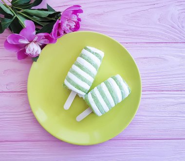 dondurma plaka, Şakayık Çiçeği ahşap arka plan üzerinde