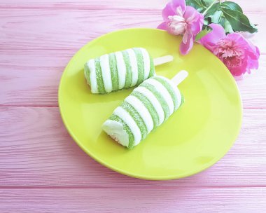 dondurma plaka, Şakayık Çiçeği ahşap arka plan üzerinde