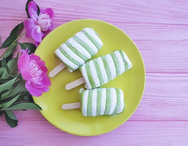 dondurma plaka, Şakayık Çiçeği ahşap arka plan üzerinde