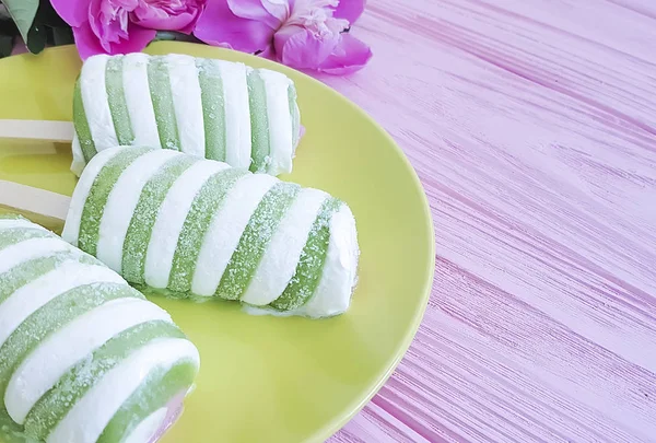 dondurma plaka, Şakayık Çiçeği ahşap arka plan üzerinde