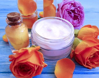 Kozmetik krem, ahşap arka planda gül çiçeği