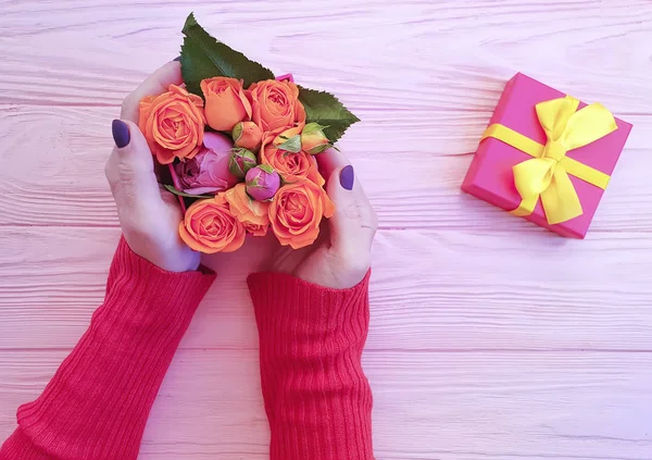 Las Manos Femeninas Sostienen Caja Regalo Flor Rosa Sobre Fondo — Foto de Stock