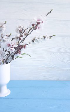 ahşap arka plan üzerinde bir vazoda kiraz çiçekleri