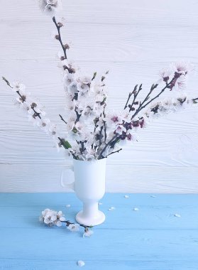 ahşap arka plan üzerinde bir vazoda kiraz çiçekleri