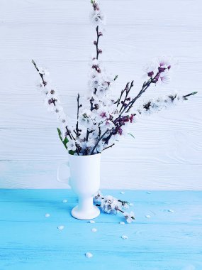 ahşap arka plan üzerinde bir vazoda kiraz çiçekleri