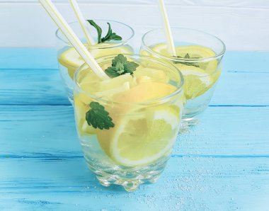 mavi ahşap zemin üzerine limonlu su