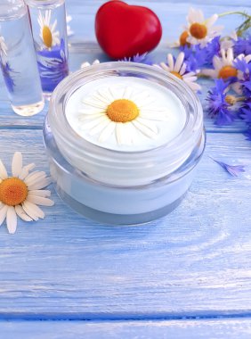 kozmetik krem, papatya çiçeği, peygamber çiçeği, kalp ahşap arka plan