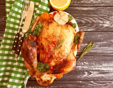 Bütün kızarmış tavuk, sarımsak ahşap arka plan üzerinde