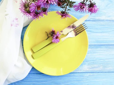 plaka, Krizantem çiçeği ahşap arka plan üzerinde