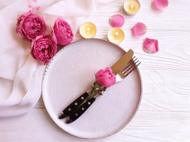 plaka, çiçek gül, ahşap arka plan üzerinde mum