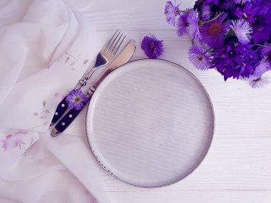 plaka, Krizantem çiçeği ahşap arka plan üzerinde