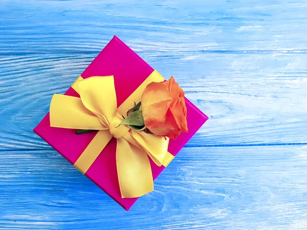gift box, rose flower on wooden background