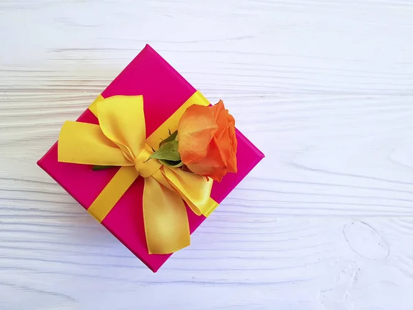 Geschenkbox Rosenblume Auf Holzgrund — Stockfoto