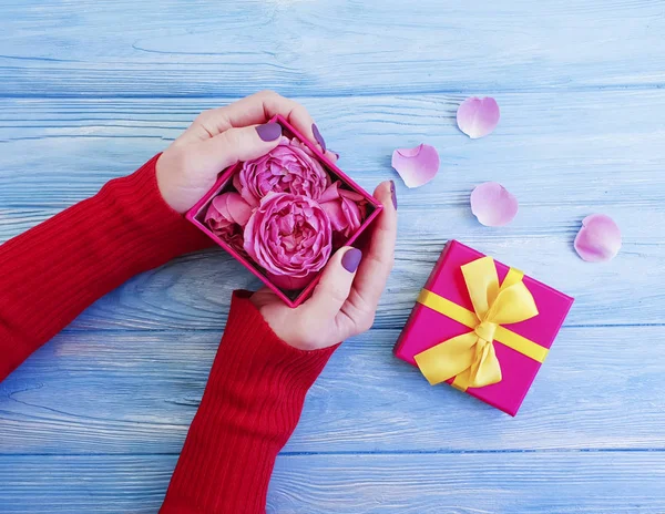 Caja Regalo Manos Femeninas Rosa Flor Sobre Fondo Madera — Foto de Stock