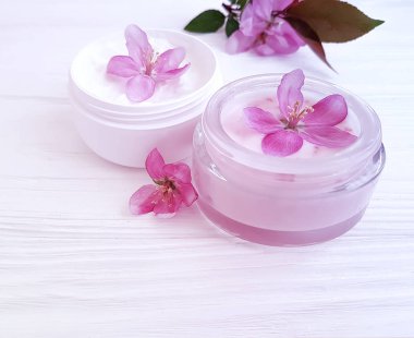 ahşap arka plan üzerinde kozmetik krem, Manolya çiçek