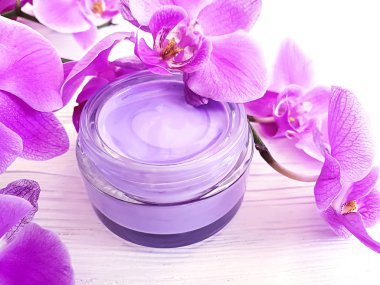 ahşap üzerinde kozmetik krem orkide çiçek