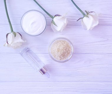 kozmetik krem, gül çiçek, ahşap bir arka plan üzerine tuz
