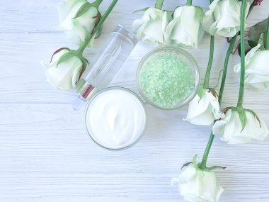 kozmetik krem, gül çiçek, ahşap bir arka plan üzerine tuz