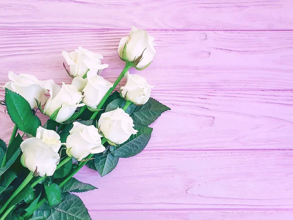 Білі Троянди Букет Рожевому Дерев Яному Фоні — стокове фото