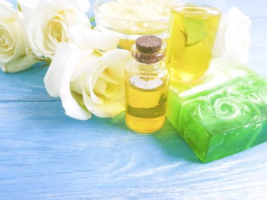 Gül çiçek, yağ, tuz, bir ahşap arka plan üzerinde sabun