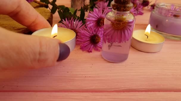 Kosmetický Krém Květina Svíčka Dřevěné Pozadí — Stock video
