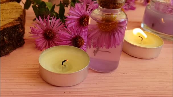 Kosmetický Krém Květina Svíčka Dřevěné Pozadí — Stock video