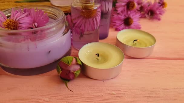 Kosmetikcreme Blume Kerze Auf Holzgrund — Stockvideo