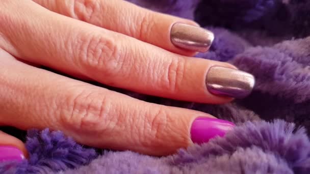 Mão Feminina Manicure Tecido Seda Câmera Lenta — Vídeo de Stock