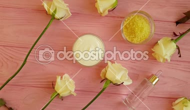 yağı, gül çiçek, tuz, sabun ahşap arka plan üzerinde