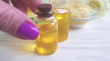 yağı, gül çiçek, tuz, sabun ahşap arka plan üzerinde