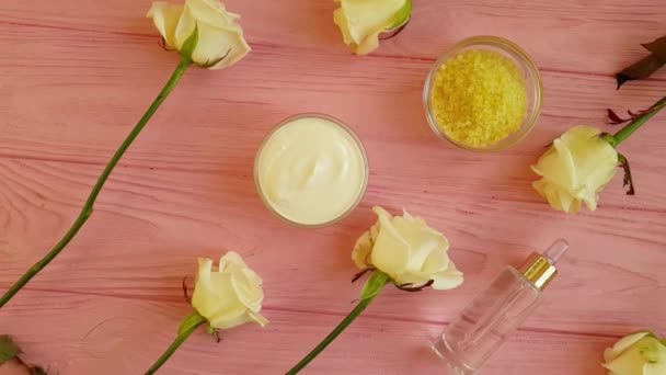 Olio Fiore Rosa Sale Sapone Fondo Legno — Video Stock