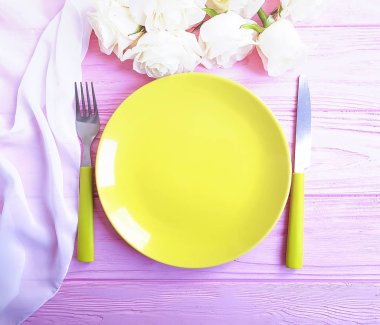 plaka, gül çiçek pembe ahşap arka plan üzerinde