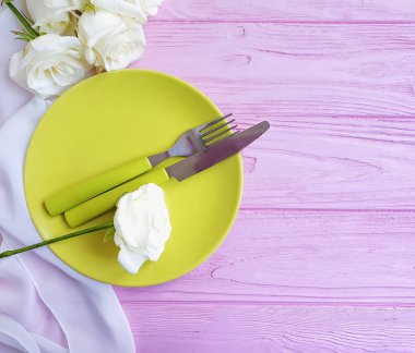 plaka, gül çiçek pembe ahşap arka plan üzerinde