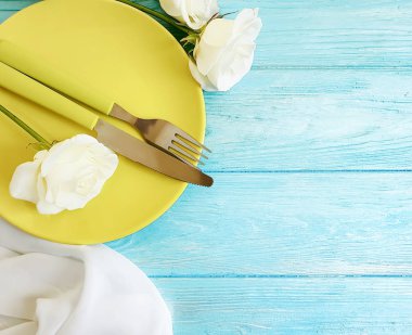 plaka, mavi ahşap zemin üzerine çiçek gül