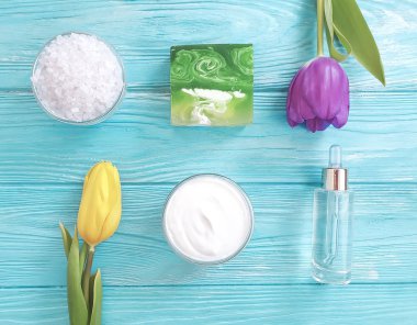 kozmetik krem, Lale, sabun ahşap arka plan üzerinde