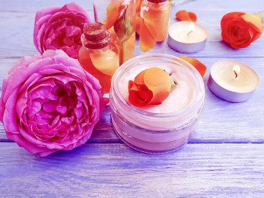 kozmetik krem, ayıklamak, gül çiçek, ahşap arka plan üzerinde mum