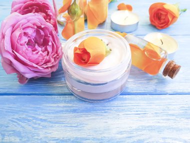 kozmetik krem, ayıklamak, gül çiçek, ahşap arka plan üzerinde mum