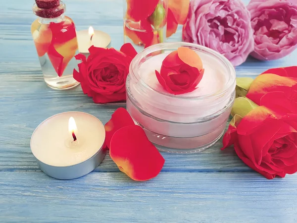 Crema Cosmetica Estratto Rosa Dei Fiori Candela Sfondo Legno — Foto Stock