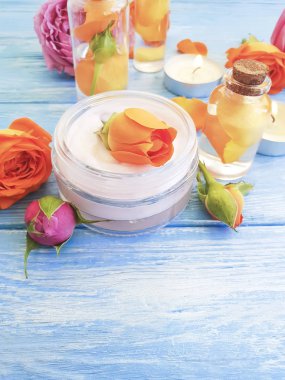 kozmetik krem, ayıklamak, gül çiçek, ahşap arka plan üzerinde mum