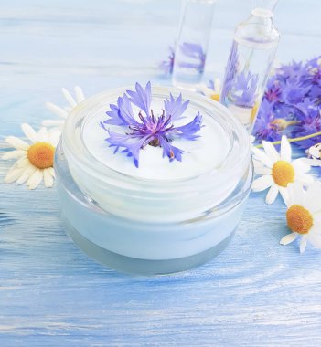 kozmetik krem, papatya çiçeği, Peygamber Çiçeği ahşap arka plan üzerinde