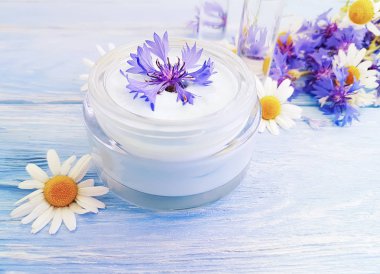 kozmetik krem, papatya çiçeği, Peygamber Çiçeği ahşap arka plan üzerinde